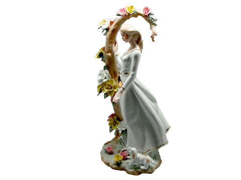 בובת חרסינה 43 ס"מ עלמה, כלב ועץ פרחוני