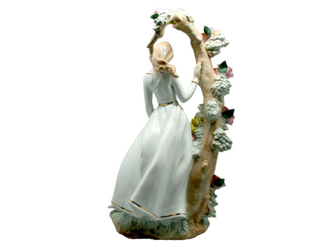 בובת חרסינה 43 ס"מ עלמה, כלב ועץ פרחוני